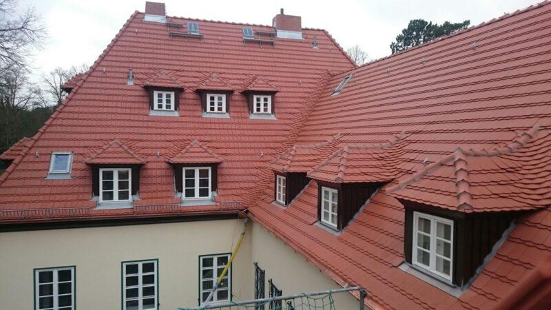 zehlendorf-dachsanierung-eingebundene-biberschwkehlen-denkmalgesch